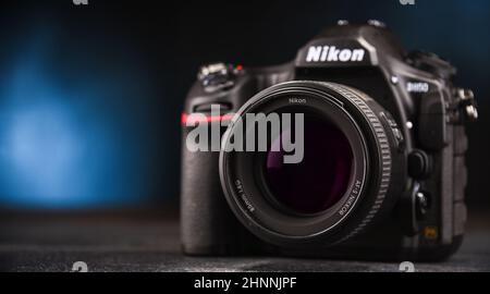 Appareil photo Nikon D850 avec zoom nikkor Banque D'Images
