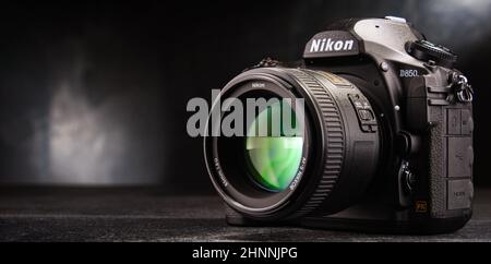Appareil photo Nikon D850 avec zoom nikkor Banque D'Images