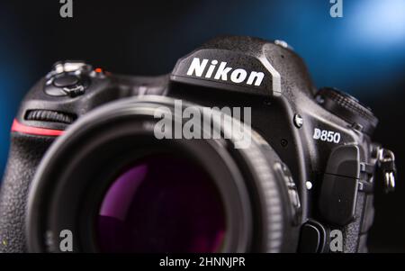 Appareil photo Nikon D850 avec zoom nikkor Banque D'Images