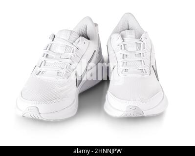 Paire de SNEAKERS White Leather Walking pour femme sur fond blanc Banque D'Images