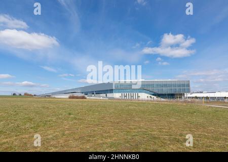 Nouvelle usine de voitures électriques de Mercedes Benz à Sindelfingen. C'est une grande chaîne de production pour les voitures électriques modernes Banque D'Images