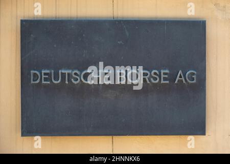 Gros plan du panneau avec l'écriture Deutsche Börse AG à l'entrée de la bourse de Francfort. L'un des marchés boursiers les plus importants au monde Banque D'Images