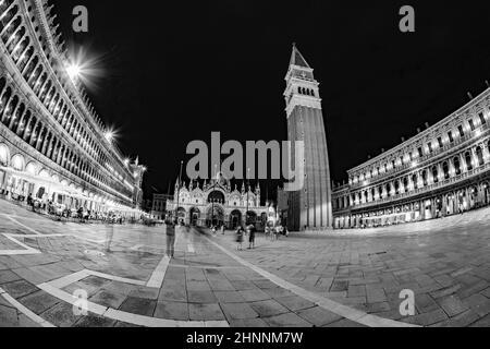 Place Saint-Marko la nuit avec vue sur le campanile Banque D'Images