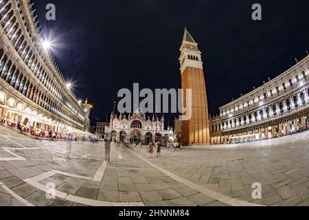 Place Saint-Marko la nuit avec vue sur le campanile Banque D'Images