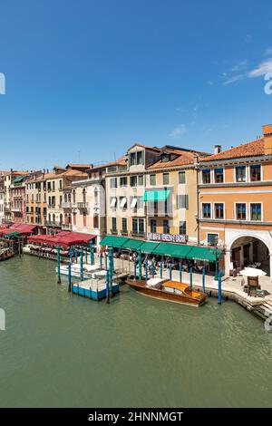 Vue du pont du Rialto à canale grande à Venise, Italie Banque D'Images