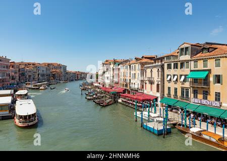 Vue du pont du Rialto à canale grande à Venise, Italie Banque D'Images