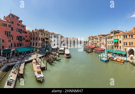 Vue du pont du Rialto à canale grande à Venise, Italie Banque D'Images