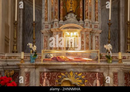 Vue sur le corps de Santa Lucia dans l'église San Geremia (Chiesa di San Geremia) sur la place San Geremia (campo San Geremia), située dans la sestiere de Cannaregio, Venise, Italie Banque D'Images