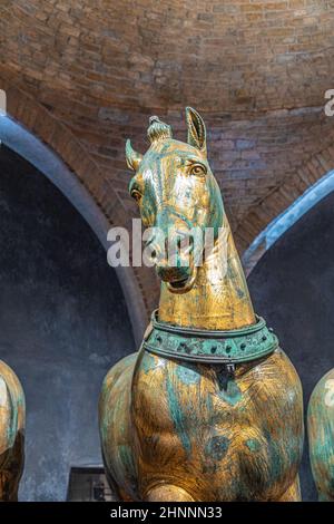 Des chevaux de bronze anciens à l'intérieur de la basilique Saint-Marc à Venise. Célèbre quadriga de Constantinople. La basilique Saint-Marc est le principal monument de Venise Banque D'Images