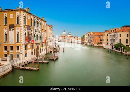 Vue du pont du Rialto à canale grande à Venise avec des navires flous en mouvement, Italie Banque D'Images