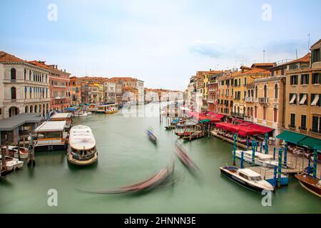 Vue du pont du Rialto à canale grande à Venise avec les navires en mouvement Banque D'Images