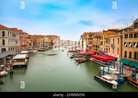 Vue du pont du Rialto à canale grande à Venise avec des navires flous en mouvement, Italie Banque D'Images