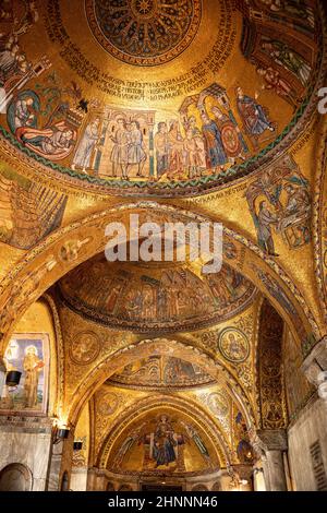 Mosaïque d'or à l'intérieur du plafond de la cathédrale Saint-Marc (basilique Saint-Marc Banque D'Images