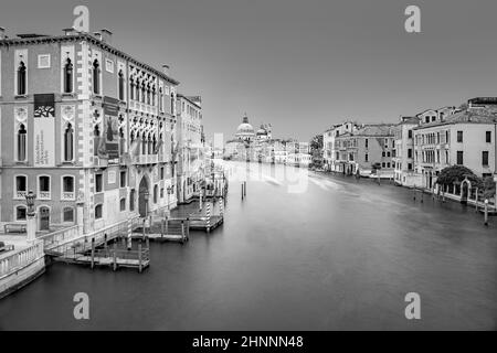 Vue du pont du Rialto à canale grande à Venise avec des navires flous en mouvement, Italie Banque D'Images