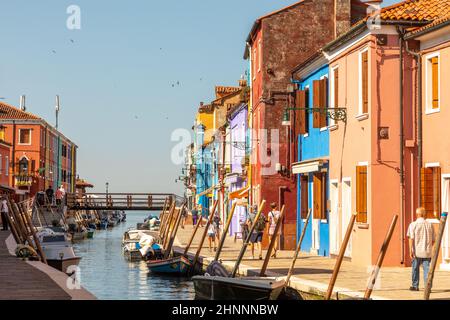 Vue sur les maisons colorées de Burano, Venise, Italie. Burano est une île de la lagune vénitienne connue pour ses travaux de dentelle et ses maisons aux couleurs vives Banque D'Images