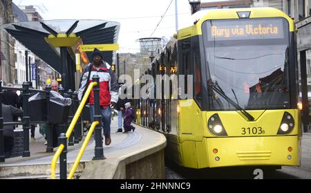 Metrolink Tram, avec destination de Bury via Victoria Station, à l'arrêt de tramway Market Street, Manchester, Angleterre, Royaume-Uni Banque D'Images