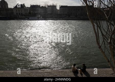 Paris, France. 17th févr. 2022. Les gens déjeunent le long des rives de la Seine à Paris le 17 février 2022. (Image de crédit : © Bryan Smith/ZUMA Press Wire) Banque D'Images