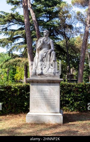 Statue historique de Lord Byron dans le parc de Rome Banque D'Images