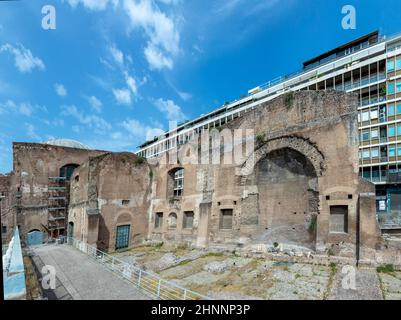 Vue sur les ruines des bains de Dioclétien, un bain public historique de l'époque romaine situé près de la gare Termini à Rome Banque D'Images