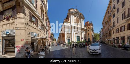 Les gens apprécient les restaurants dans les petites routes du quartier de Trastevere à Rome, en Italie Banque D'Images