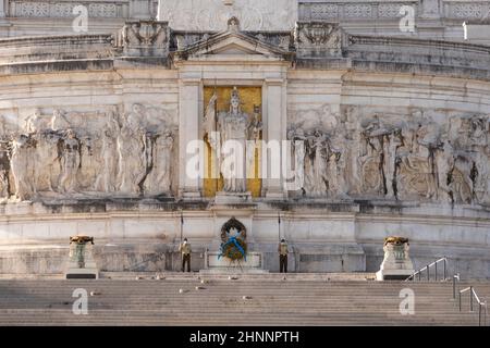 Les gardes d'honneur au monument du Soldat inconnu construit sous la statue de l'Italie sur le complexe de l'Altare della Patria Banque D'Images