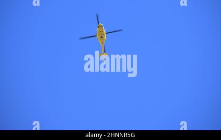 Un hélicoptère dans le ciel espagnol, province d'Alicante, Espagne Banque D'Images