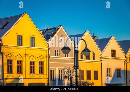 Maisons historiques burgher sur la place éclairée par le soleil du matin. Ville de Zilina, Slovaquie, Europe. Banque D'Images