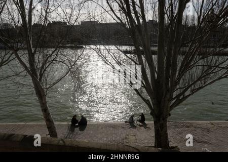 Paris, France. 17th févr. 2022. Les gens déjeunent le long des rives de la Seine à Paris le 17 février 2022. (Image de crédit : © Bryan Smith/ZUMA Press Wire) Banque D'Images