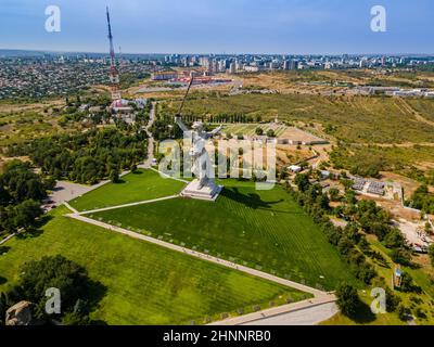 Volgograd, Russie. Vue aérienne de la statue « les appels de la mère patrie » après restauration sur le sommet de la colline de Mamaev Banque D'Images