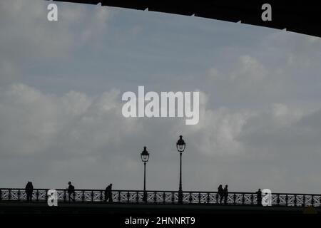 Paris, France. 17th févr. 2022. Les gens traversent un pont sur la Seine à Paris le 15 février 2022. (Image de crédit : © Bryan Smith/ZUMA Press Wire) Banque D'Images