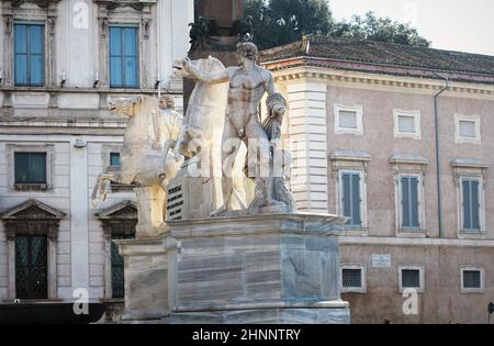 Rome, Italie - 28 décembre 2018 : La Fontaine de l'Obélisque et de Castor et Pollux à Piazza del Quirinale Banque D'Images