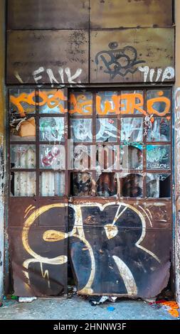 Bâtiment de porte en fer détruit Banque D'Images