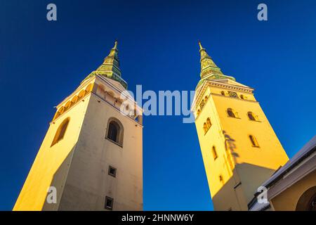 La ville de Zilina avec la tour de l'église de la Sainte Trinité et la tour Burian, Slovaquie, Europe. Banque D'Images