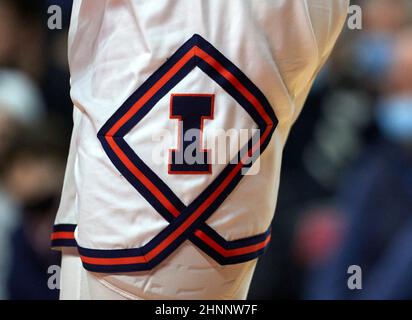 Piscataway, New Jersey, États-Unis. 17th févr. 2022. Logo de l'Illinois Fighting Illini porté sur le short uniforme lors de l'action Big Ten basket-ball entre l'Illinois Fighting Illini et les Rutgers Scarlet Knights à Jersey Mikes Arena à Piscataway, New Jersey, le mercredi 16 2022 février. Rutgers Upsets #12 Illinois 70-59. Duncan Williams/CSM/Alamy Live News Banque D'Images