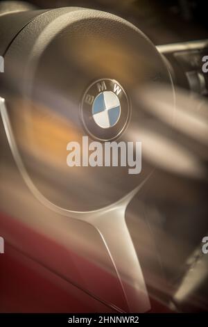 Logo BMW sur un volant Banque D'Images