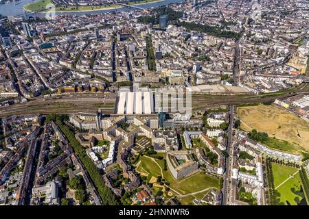 Vue aérienne, gare principale de Düsseldorf et piste de gare à Konrad-Adenauer-Platz / Bertha-von-Suttner-Platz dans le quartier Oberbilk à Düsseldorf, Banque D'Images