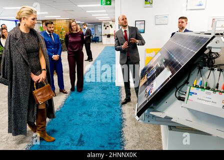 Zoetermeer, Niederlande. 17th févr. 2022. Queen Maxima des pays-Bas à LG Sonic à Zoetermeer, le 17 février 2022, pour une visite de travail, cette société se spécialise dans le contrôle des algues sans produits chimiques utilisant des ondes sonores à ultrasons de faible puissance crédit: Rotapool/P van Katwijk/ Albert Nieboer/Netherlands OUT/point de vue OUT/dpa/Alay Live News Banque D'Images