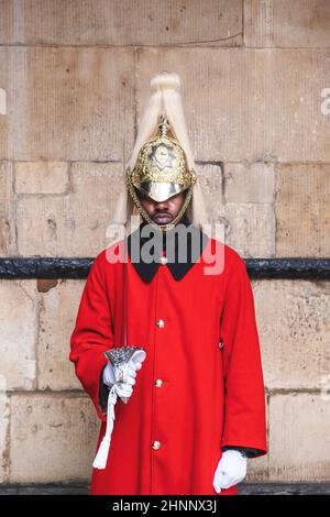 Londres, Royaume-Uni. Un soldat noir de la garde-vie de la Reine, Régiment monté de cavalerie de ménage, en service aux gardes à cheval Banque D'Images