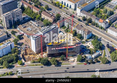 Vue aérienne, chantier de construction et nouvelle construction d'un bâtiment de trois étages éclipse à côté de l'hôtel Hilton sur Kennedydamm dans le Golzheim Banque D'Images