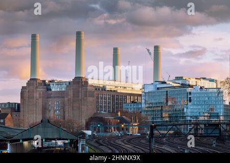 Battersea Power Station et les lignes de chemin de fer jusqu'au terminus de Victoria Railway, sous un ciel nocturne spectaculaire, Londres, Royaume-Uni Banque D'Images