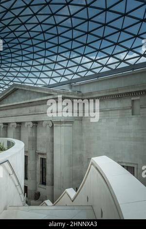 Royaume-Uni, British Museum. La grande cour néoclassique du 19th siècle et le toit moderne (Foster + Partners, 2000) ; escalier menant à la salle de lecture en premier plan Banque D'Images