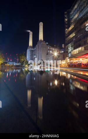 Royaume-Uni, Angleterre, Londres, Battersea, nouveaux bâtiments résidentiels et commerciaux à Scott House, Circus West Village, Riverside Walk, Battersea Power Station Banque D'Images