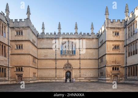 Université d'Oxford. 16th Century Bodleian Library Quadrangle - porte d'entrée principale, statue de bronze de William Herbert, comte de Pembroke, pas de gens. Banque D'Images