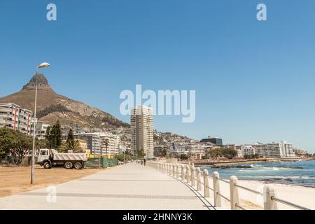 Montagnes, hôtels Sea point, promenade de la plage le Cap Afrique du Sud. Banque D'Images