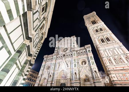 Florence, Italie - Circa août 2021 : Florence de nuit. L'architecture illuminée de la célèbre cathédrale extérieure. Banque D'Images