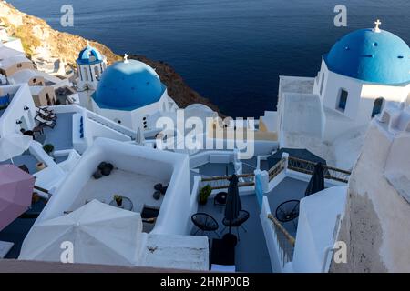 Vue du point de vue du village d'Oia avec des dômes bleus d'églises chrétiennes grecques orthodoxes et d'architecture grecque blanchie à la chaux traditionnelle. Santorin, Grèce Banque D'Images