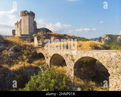Ruines de Castel Gavone avec pont romantique, Perti, finale Ligure, Italie Banque D'Images