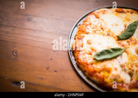 Gros plan d'une pizza sur une table en bois, avec espace de copie. Banque D'Images