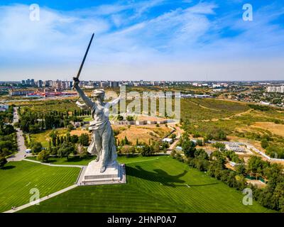 Volgograd, Russie. Vue aérienne de la statue « les appels de la mère patrie » après restauration sur le sommet de la colline de Mamaev Banque D'Images