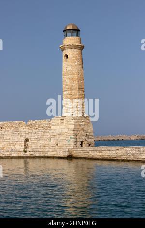 Vue sur le phare du vieux port vénitien de Rethymnon.Crète, Grèce Banque D'Images